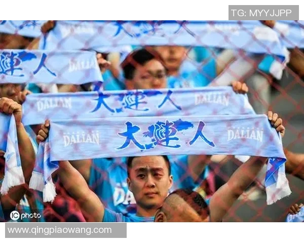 广东华南虎球迷热情加油,助威声响彻全场 广东华南虎球迷热情加油,助威声响彻全场