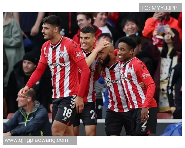 利物浦主场横扫南安普顿,榜首位置稳固 利物浦主场横扫南安普顿,榜首位置稳固