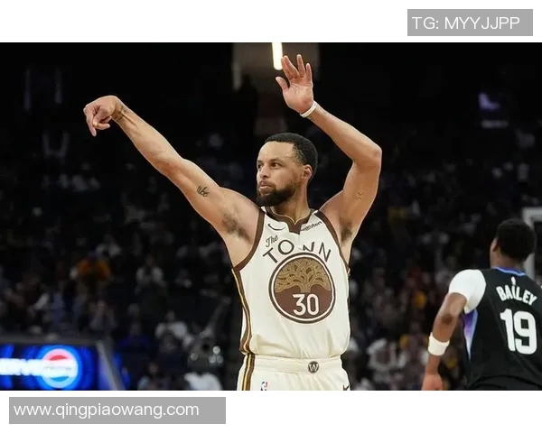 勇士主场大胜爵士,库里闪耀独步走 勇士主场大胜爵士,库里闪耀独步走